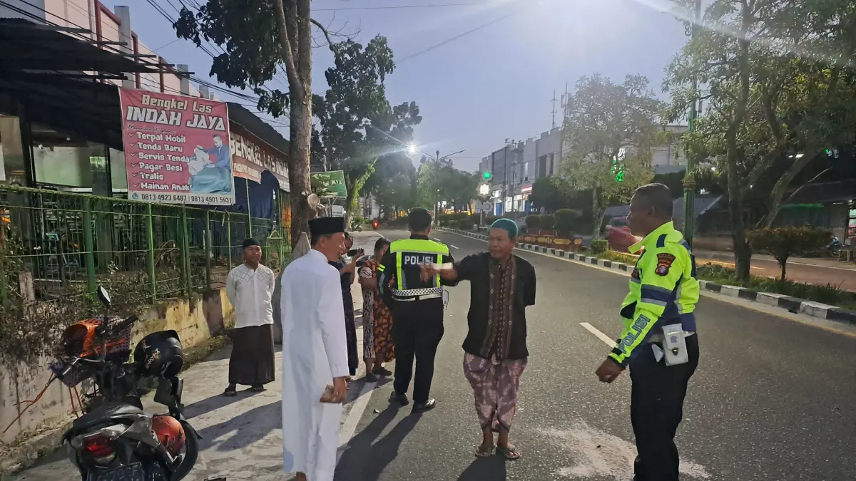 TKP KECELAKAAN: Warga dan aparat kepolisian saat berada di depan Masjid Jami Istiqomah, Jalan Iskandar, Kelurahan Madurejo, Kecamatan Arut Selatan, Kabupaten Kotawaringin Barat yang menjadi TKp kecelakaan. (Satlantas/Radar Sampit)