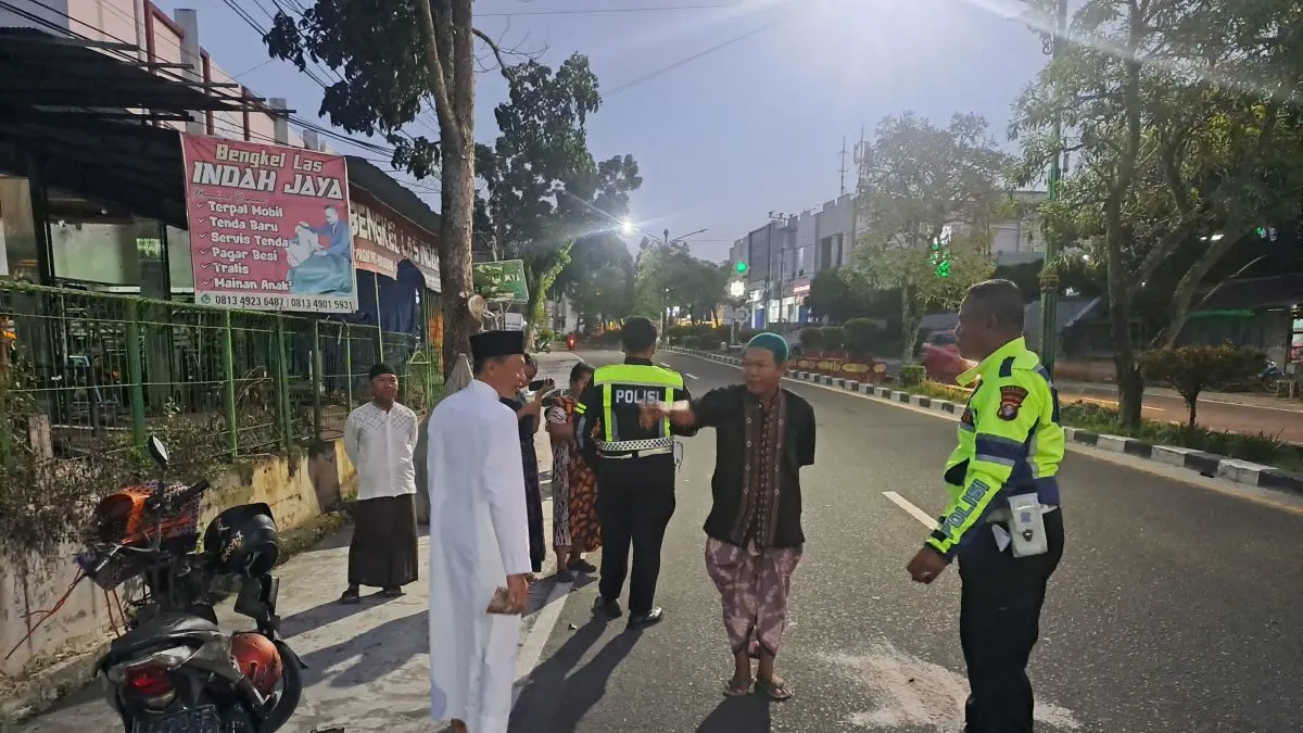 TKP LAKA : Satlantas Polresta Kobar meminta keterangan para saksi kecelakaan di Jalan Iskandar, Kelurahan Madurejo, Kecamatan Arsel, Kobar, Jumat (24/4/2026) subuh. FOTO: SATLANTAS POLRES KOBAR/RADAR SAMPIT 