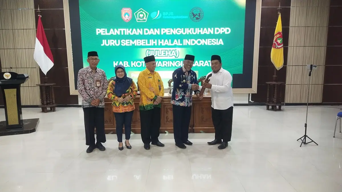 Wakil Bupati Kobar menyerahkan pisau atau golok untuk menyembelih hewan kepada pengurus Juleha Kobar. (syamsudin/radar sampit) 
