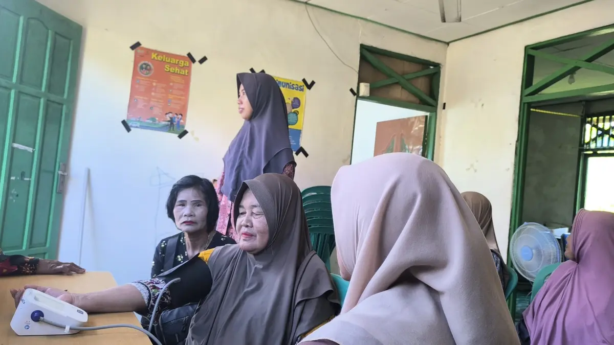 Warga Desa Ramban nampak antusias mengikuti pemeriksaan kesehatan gratis yang digelar petugas Puskesmas Bagendang, Kecamatan Mentaya Hilir Utara, Jumat (24/4) pagi. (istimewa/Joy)