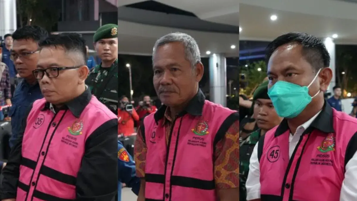 Tiga tersangka baru dalam kasus dugaan tindak pidana korupsi berupa penyimpangan dalam pengelolaan pertambangan PT AKT (Asmin Koalindo Tuhup) di Kabupaten Murung Raya, Kalimantan Tengah, menuju mobil tahanan di Gedung Jampidsus Kejaksaan Agung, Jakarta, Kamis (23/4/2026). (Kejaksaan Agung RI)