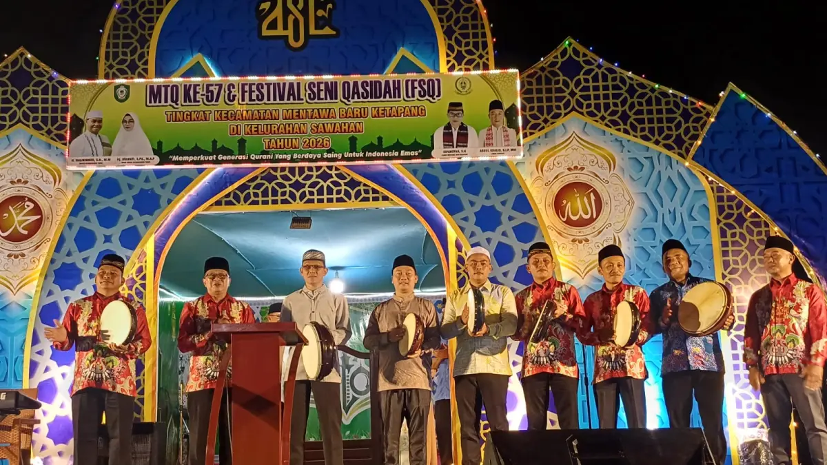 Asisten III Setda Kotim, Bima Ekawardhana, membuka secara resmi kegiatan MTQ dan FSQ ke-57 tingkat Kecamatan yang digelar di Masjid Al Hidayah Jalan Antang Barat III Sampit, Jumat (24/4).  (Akbar/Radar Sampit)