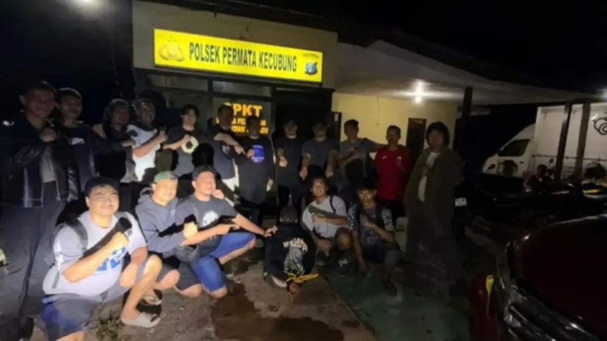 DITANGKAP: NIkson Toto (hadap belakang) usai ditangkap tim gabungan (tyo/radar sampit)