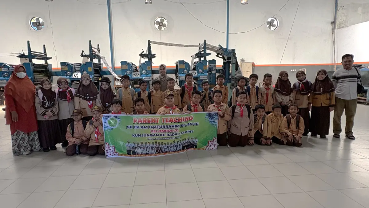 EDUKASI: Kunjungan Kelas 3C SD Islam Baiturrahim ke kantor Radar Sampit, Sabtu (25/4). (yuni/radar sampit)