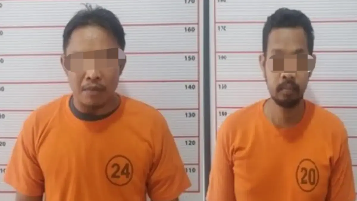 Kedua tersangka pencurian baterai litium BTS Davi Hamdan Fadillah dan Suwaji saat di Mapolres Kobar, belum lama ini. (koko/radarsampit)