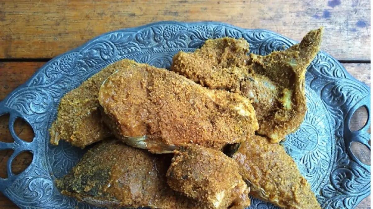 Pengawetan ikan menggunakan teknik fermentasi ikan ala Dayak dikenal dengan istilah wadi. Ikan segar dibalur beras/beras ketan sangrai yang ditumbuk kasar dan dicampur garam lalu didiamkan dalam wadah tertutup selama beberapa hari sebelum diolah menjadi santapan (biasanya digoreng langsung atau dipepes). Bisa disimpan hingga sebulan dengan pengeringan yang baik. Ikan yang paling umum dijadikan wadi adalah patin. Foto dan dokumentasi: Andriani SJ Kusni, 2026