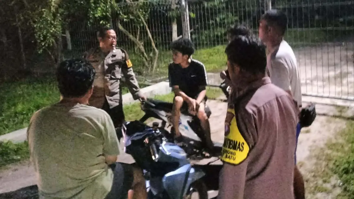 PATROLI : Personel Polsek Bukit Batu menyambangi kelompok remaja yang berkumpul hingga malam hari, Kamis malam (23/4/2026). FOTO: IST/RADAR SAMPIT
