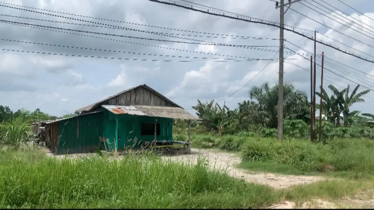 Salah satu warung remang di Jalan Ahmad Yani, Kelurahan Baru, Kecamatan Arsel, yang setiap malam ramai oleh pengunjung, Sabtu 25 April 2026. (Warga/Radar Sampit)