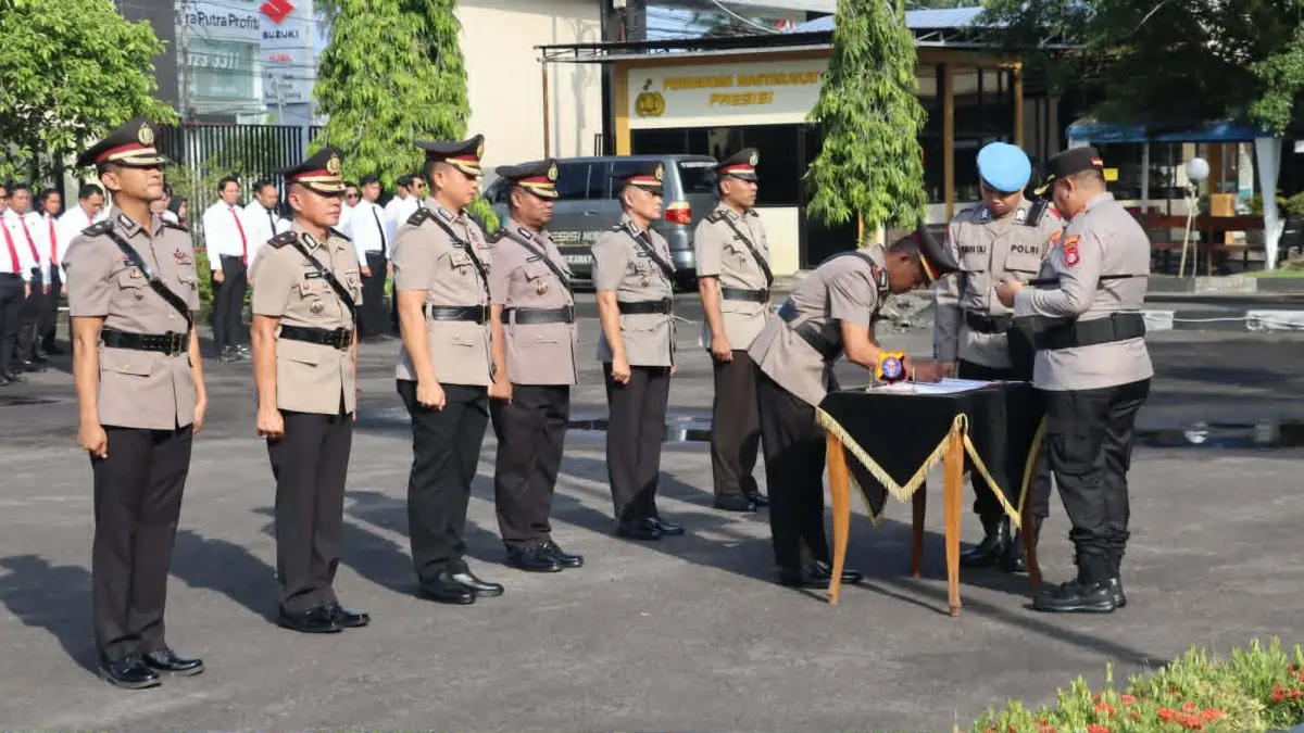 SERTIJAB : Kapolresta Palangka Raya Kombes Pol Dedy Supriadi memimpin upacara Serah Terima Jabatan (Sertijab) di lapangan Mapolresta Palangka Raya, Jumat (24/4/2026). FOTO: DODI/RADAR SAMPIT