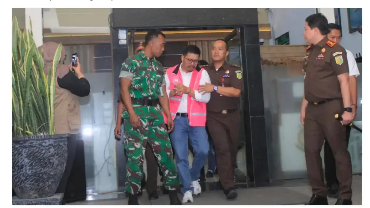 Tersangka kasus korupsi dana pokir DPRD Magetan digiring penyidik menuju mobil tahanan. (Radar Magetan)