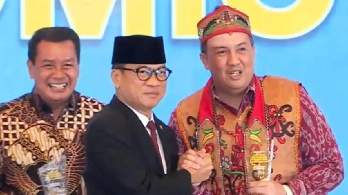 Menteri Desa dan Pembangunan Daerah Tertinggal (Mendes PDT) Indonesia Yandri Susanto menyerahkan penghargaan kepada Bupati Lamandau Rizky Aditya Putra di Grand Ballroom The Ritz-Carlton Hotel, Mega Kuningan, Jakarta, pada Jumat malam (24/4/2026). (foto: istimewa)