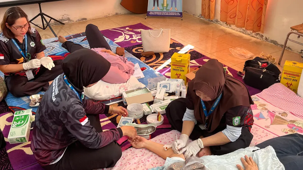 Kegiatan Pemasangan kontrasepsi implan oleh petugas DP3AP2KB Kotim, sekaligus rangkaian kegiatan deteksi dini gejala penyakit kanker serviks di Kecamatan Cempaga, Jumat (24/4).(yuni/radarsampit)