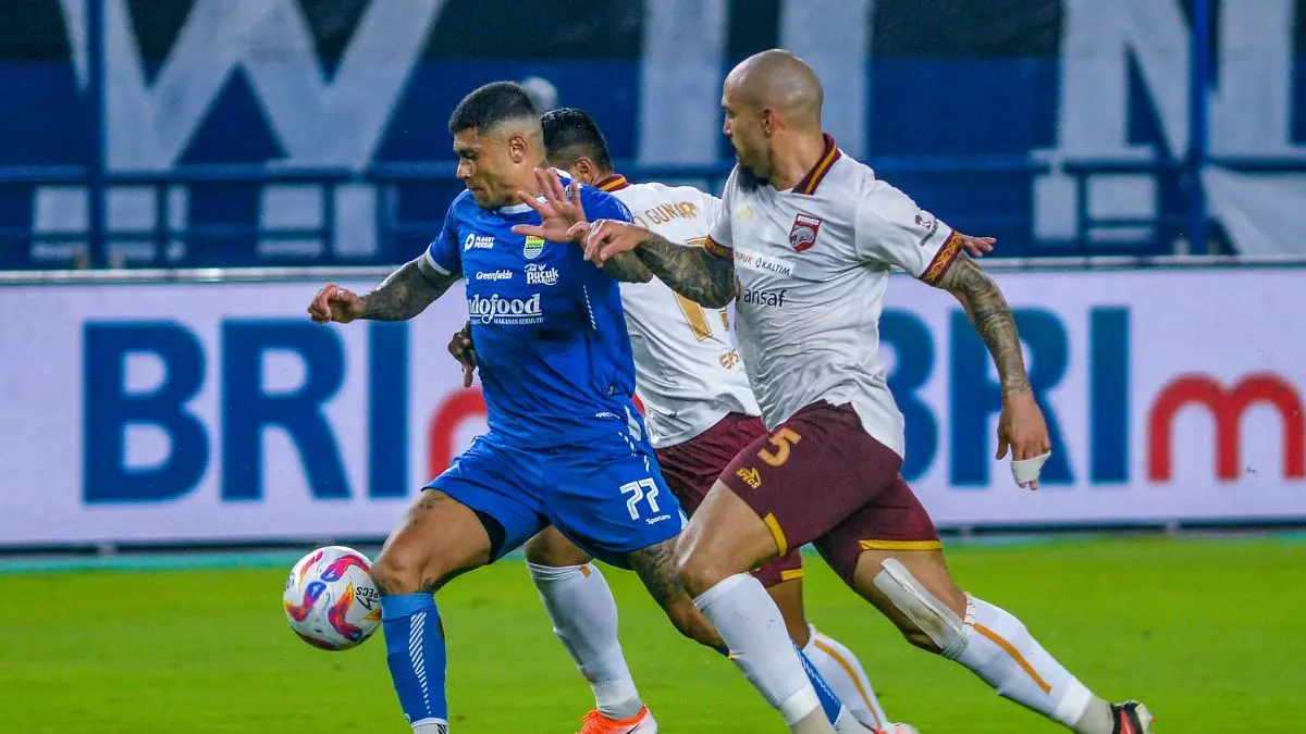 peertemuan pemain Persib Bandung dan Borneo FC.(net)