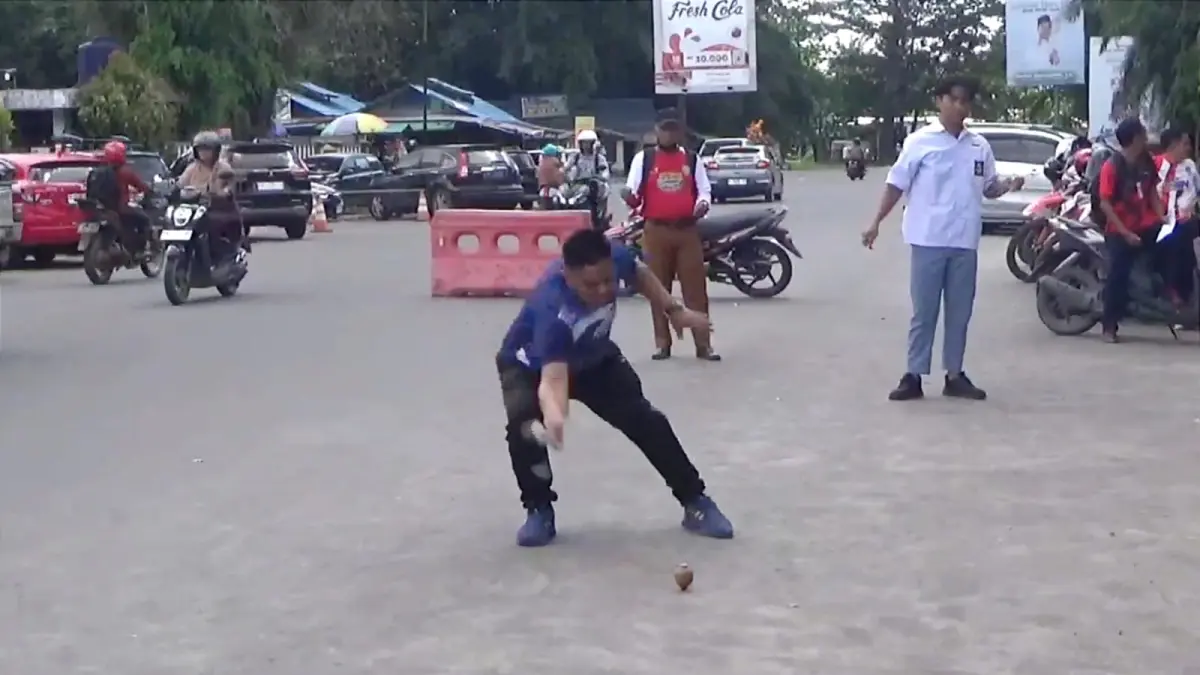 Permainan Bagasing atau Habayang yang merupakan permainan khas adat dayak.  (warga/radar sampit)
