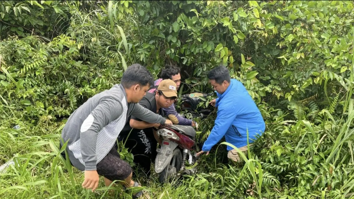 TABRAK LARI: Warga saat membantu mengevakuasi kendaraan milik penjual kue putu ayu korban tabrak lari daihatsu sigra di jalan kasongan. (Yuswanto/Radar Sampit)
