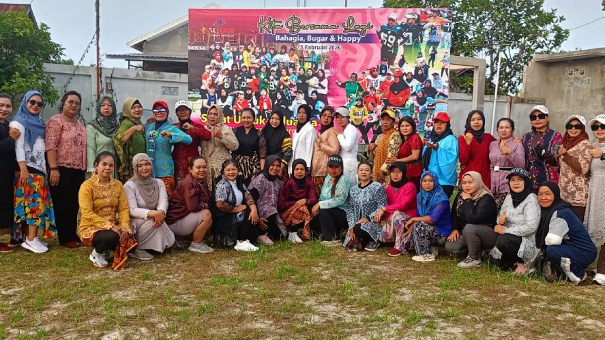 Warga Jalan Teratai V Jalur 4, Kelurahan Ketapang, Sampit, mengadakan senam dengan busana kebaya dalam rangka Hari Kartini pada Minggu (26/4) pagi. (heru/radar sampit) 