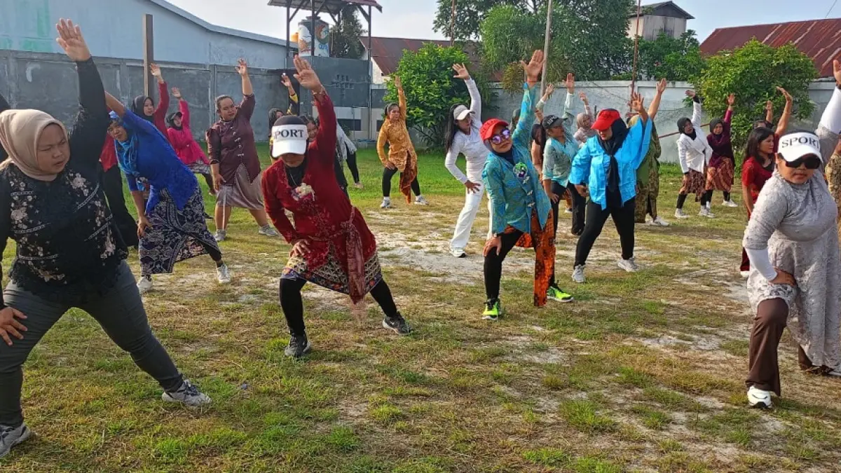 Warga Jalan Teratai V Jalur 4, Kelurahan Ketapang, Sampit, mengadakan senam sehat dengan busana kebaya pada Minggu (26/4) pagi.   (heru/radar sampit)