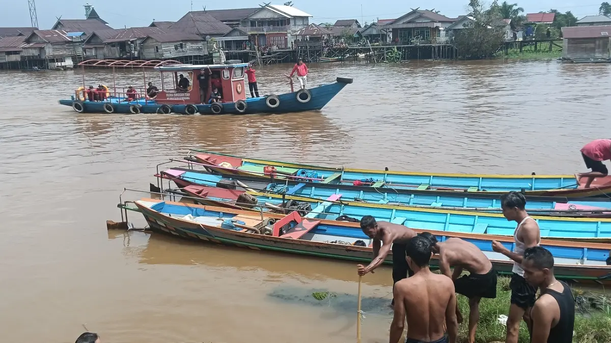 Warga saat turut mencari bocah yang tenggelam di Sungai Arut, RT 06, Kelurahan Raja, Kecamatan Arut Selatan, Minggu (26/4).(koko/radarsampit)