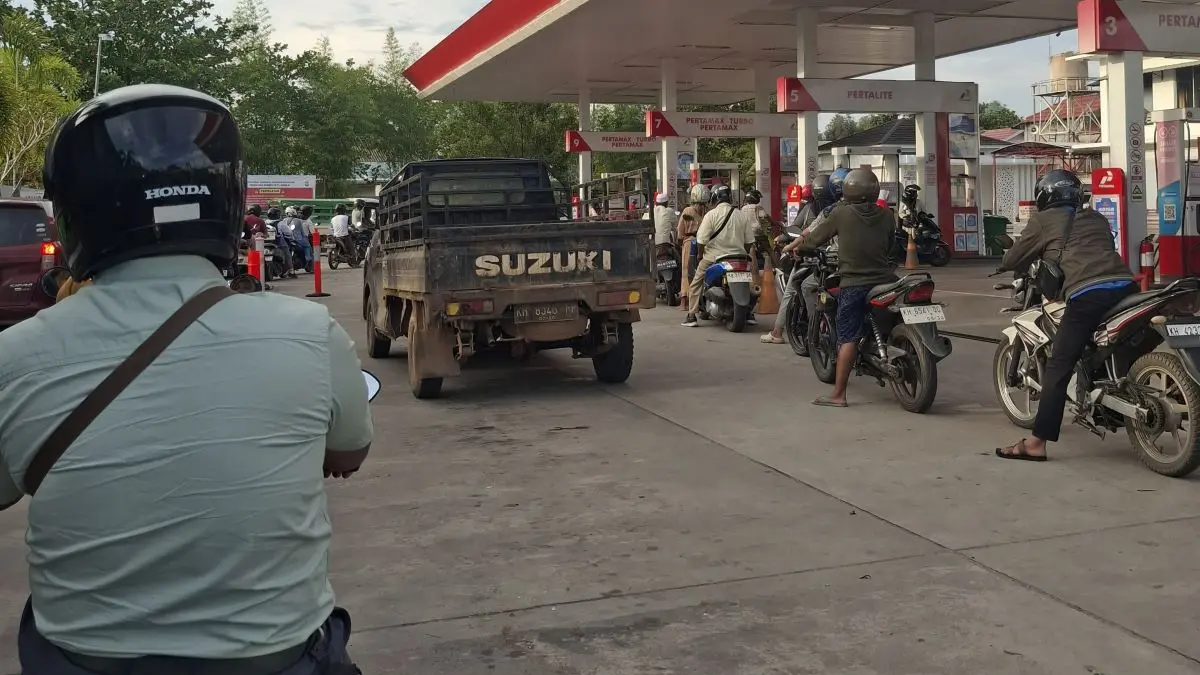 BBM LANGKA: Pengendara bermotor antre untuk mengisi BBM di salah satu SPBU di Kota Sampit, Kotawaringin Timur (Kotim), Senin (27/4/2026). APRILIA/RADAR SAMPIT 