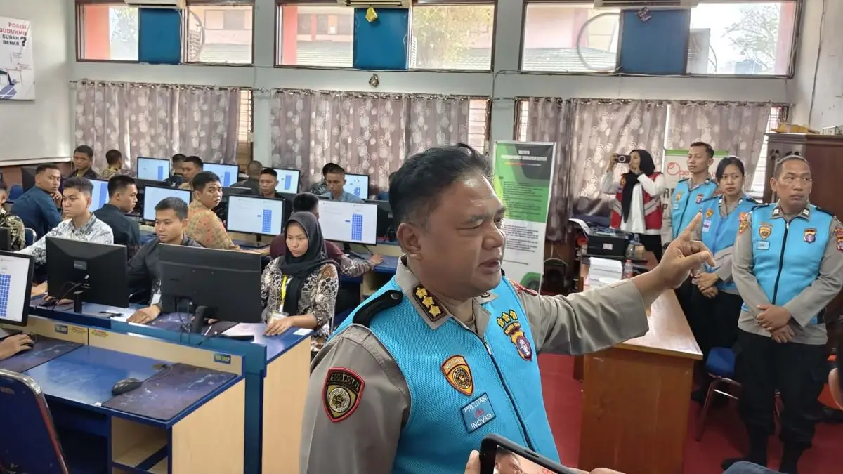 BINTARA POLRI : Karo SDM Polda Kalteng Kombes Pol Leo Surya N. Simatupang memantau proses seleksi penerimaan Bintara Polri Tahun Anggaran 2026 di Mapolda Kalteng,Senin (27/4/2026). FOTO: DODI/RADAR SAMPIT