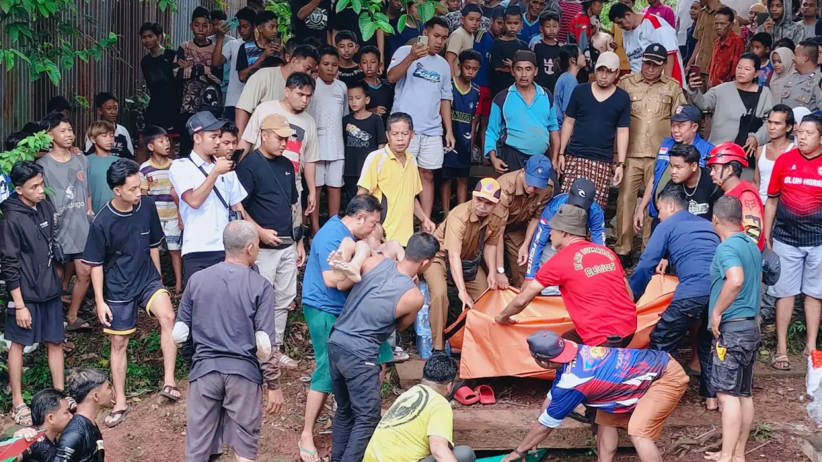 Evakuasi jasad pelajar yang dilaporkan tenggelam di kawasan Pasar Parenggean, Kecamatan Parenggean. Jasad korban ditemukan tak jauh dari lokasi tenggelam. (TRC BPBD Kotim)