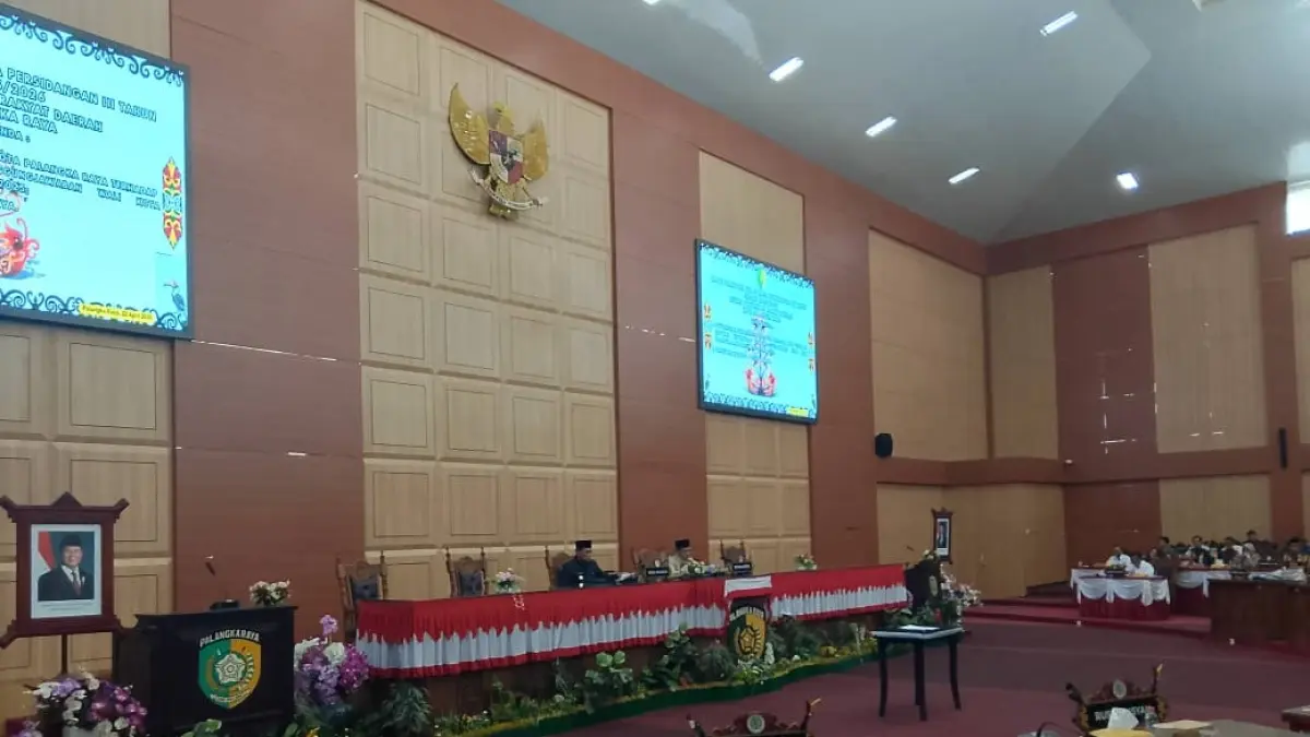 Ketua DPRD Subandi bersama Wakil Wali Kota Palangka Raya pada kegiatan rapat paripurna, baru-baru ini.(dok.yusho/radarsampit)