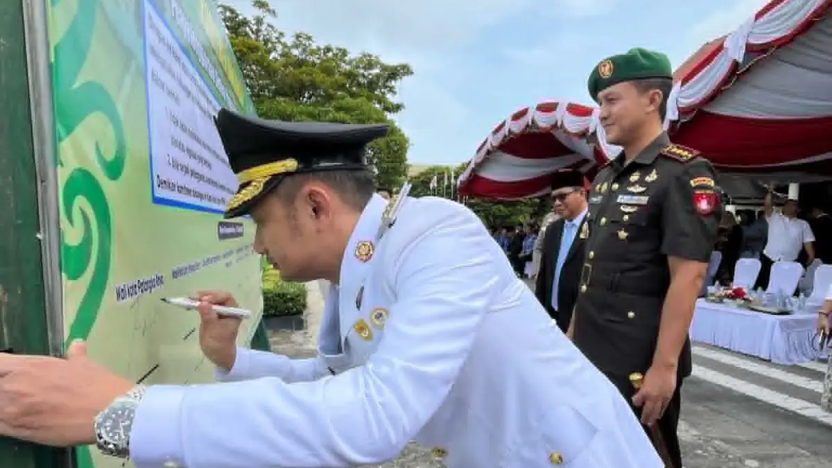 KOMITMEN : Penandatanganan dukungan bersama digelar di halaman Kantor Wali Kota Palangka Raya, Senin (27/4/2026). FOTO: IST/RADAR SAMPIT