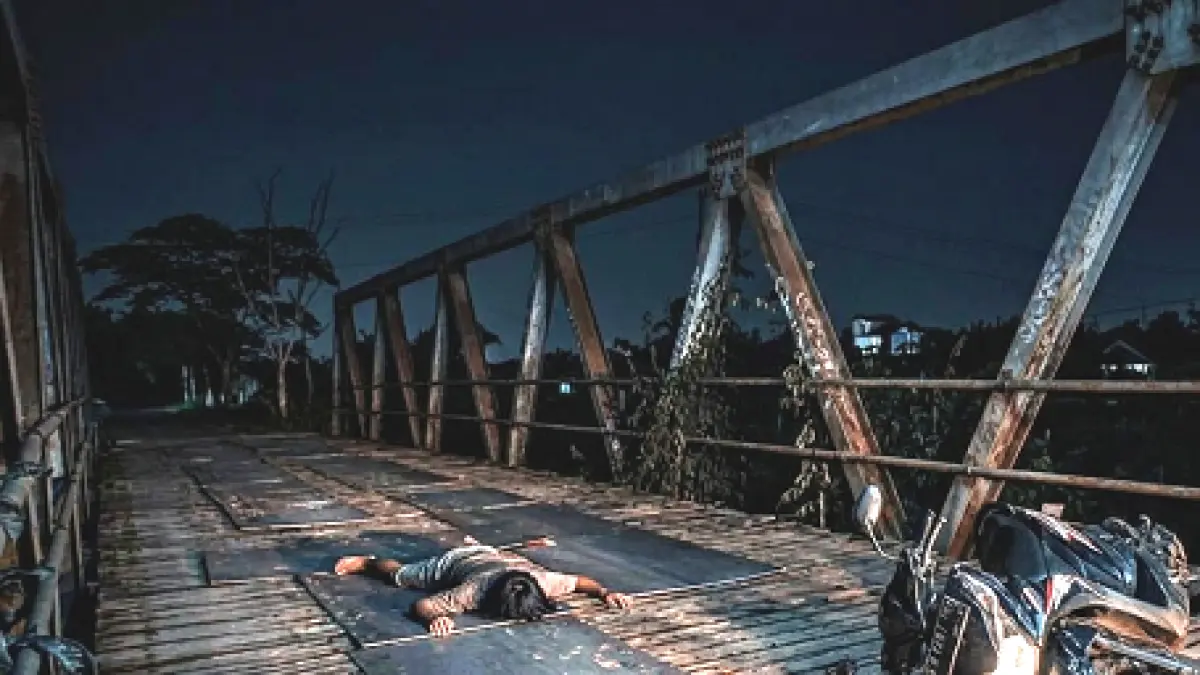 lustrasi ketika seorang pengendara motor  ditemukan tak bernyawa setelah kecelakaan tunggal tewas di ‘Jembatan Patah’ Jalan Kapten Mulyono, Sampit, MInggu (26/4) dini hari.(modifikasi AI)
