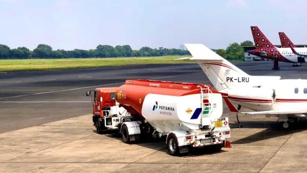 
Mobil tangki BBM mengisi avtur untuk pesawat udara di Bandara Juanda, Sidoarjo, Jawa Timur, Kamis (12/3/2026). DOK.ANTARA/HO-Pertamina Patra Niaga