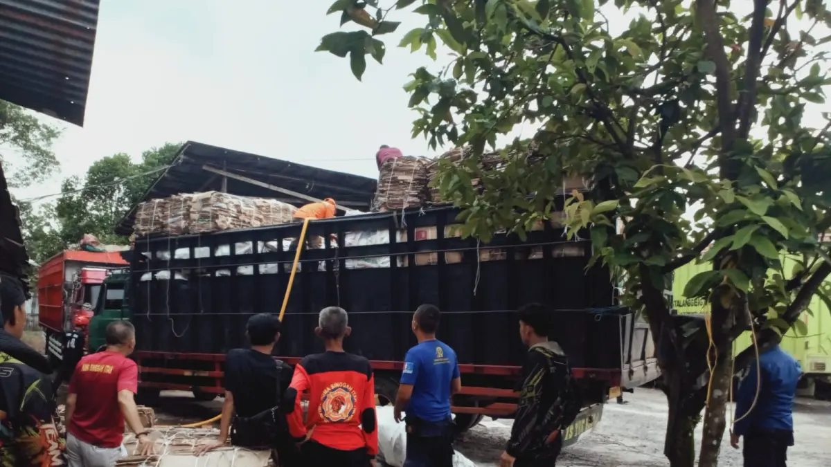 NYARIS TERBAKAR: Fuso bermuatan kardus dan barang rongsok nyaris hangus terbakar di gudang ekspedisi Trijaya, Jalan Pramuka, Desa Pasir Panjang, Minggu, (26/4).&nbsp;(Warga/Radar Sampit)