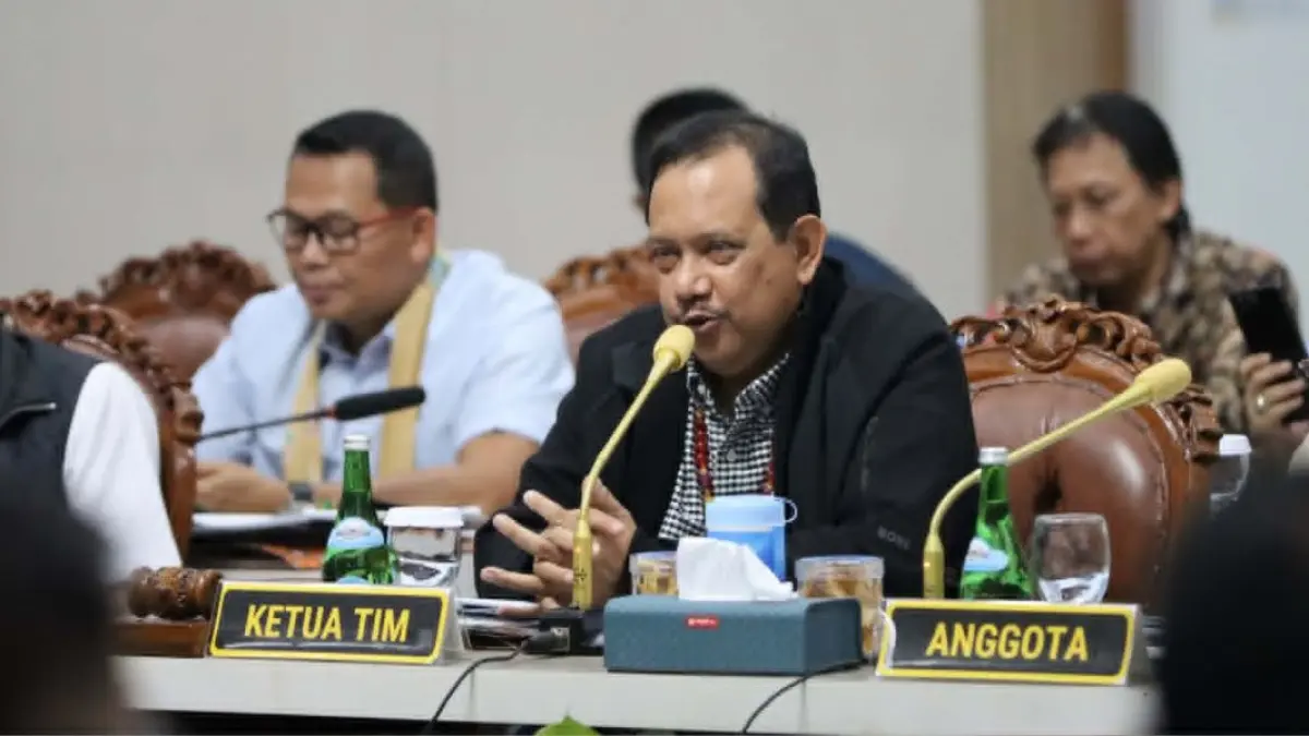 PAPARAN: Ketua Tim Komisi III DPR RI Irjen Pol (Purn) Rikwanto saat audiensi dengan lintas sektor dalam kunjungan ke Kalteng, Jumat (24/4/2026). DODI/RADAR SAMPIT