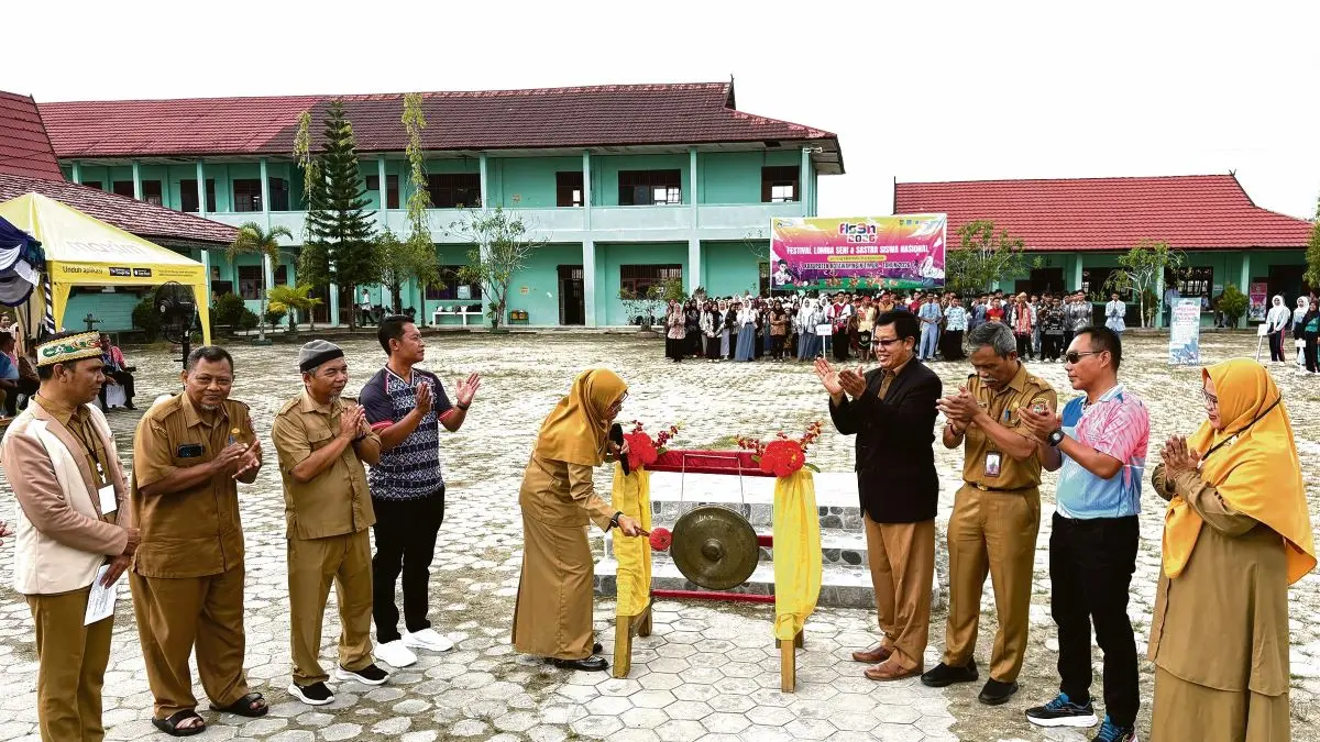 PEMUKULAN GONG: Pembukaan FLS3N-O2SN tingkat pelajar SMA/SMK/MA sederajat 2026 di halaman SMA Negeri 3 Sampit, Senin (27/4/2026). FOTO: YUNI/RADAR SAMPIT
