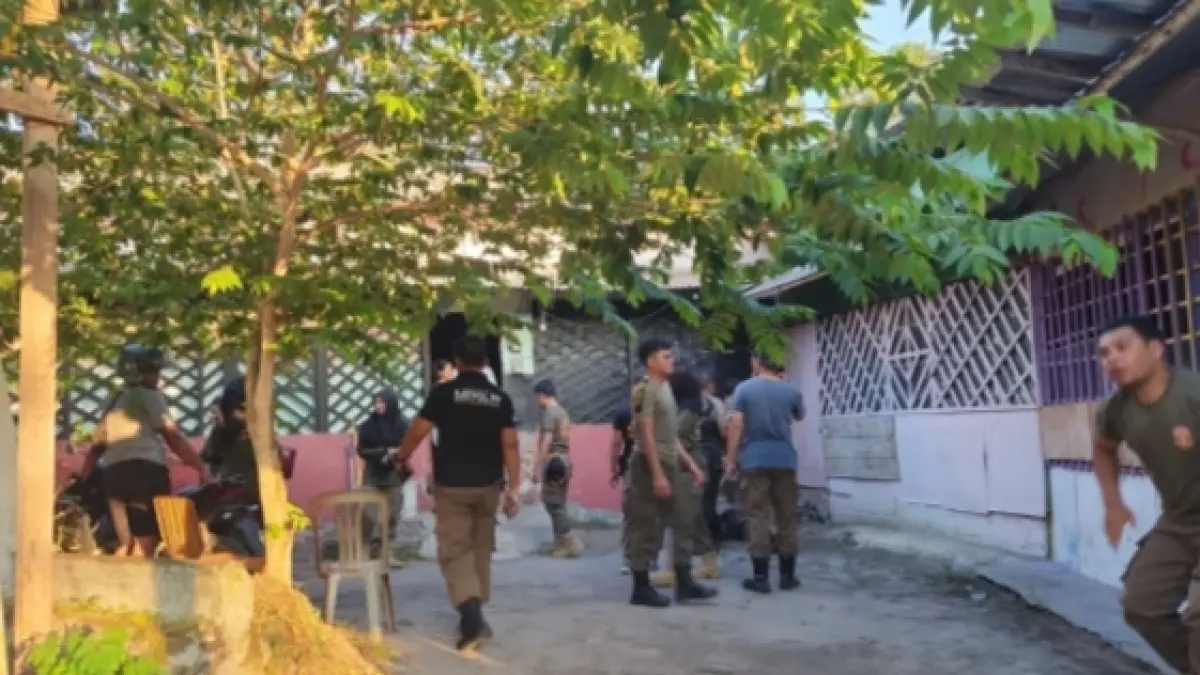 Penertiban Satpol PP di salah satu tempat hiburan sekitar taman kota, Bundaran Pancasila, Pangkalan Bun, belum lama ini. (Satpol PP Kobar) 