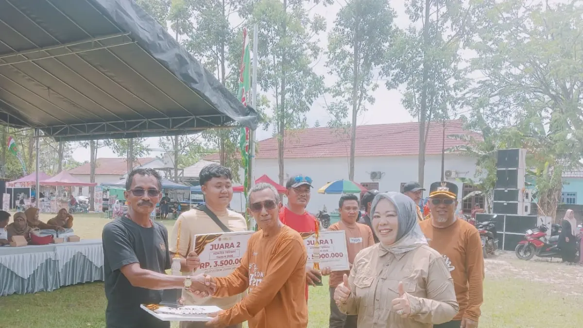 Penyerahan hadiah kontes ternak oleh Plt Kepala Dinas Pertanian, disaksikan Bupati Kobar dan Wakil Bupati Kobar di Desa Pangkalan Dewa. (SYAMSUDIN/RADAR SAMPIT)