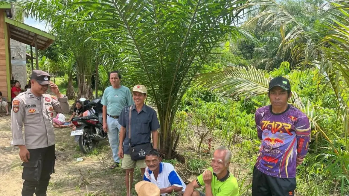 Personel Polsek Rungan berbincang dengan pekerja kelapa sawit di wilayah Kecamatan Rungan, pekan lalu. (POLSEK RUNGAN FOR RADAR SAMPIT)