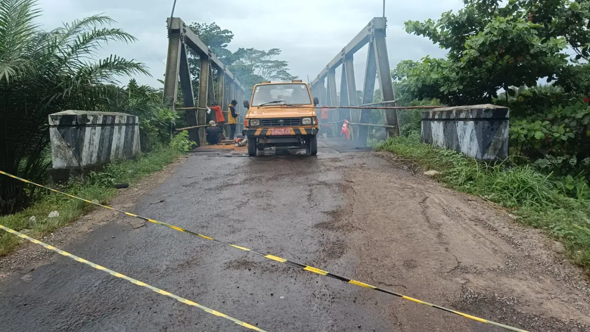 Petugas melakukan perbaikan lantai Jembatan Patah di Jalan Kapten Mulyono, Sampit, Senin (27/4/2026). (Usay Nor Rahmad/Radar Sampit)&nbsp;