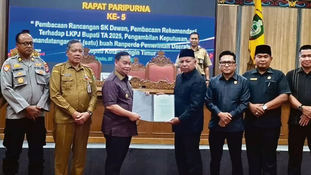 RAPAT PARIPURNA: Bupati Kotim Halikinnor menyerahkan LKPj Tahun Anggaran 2025 kepada Wakil Ketua II DPRD Kotim Rudianur. FOTO: RADO/RADAR SAMPIT