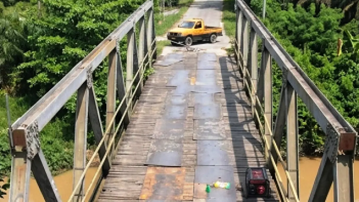 RUTIN: Proses perbaikan/pemeliharaan Jembatan ‘Patah’ di Jalan Kapten Mulyono, Sampit.(dok/radarsampit/Modifikasi AI)