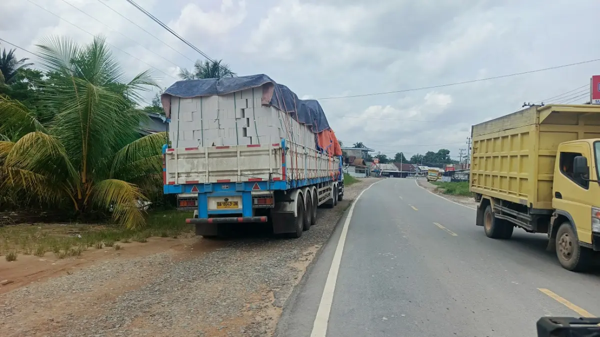 Salah satu truk tronton pengangkut material bangunan yang dinilai melanggar ketentuan over dimension over loading (ODOL).  (ria/radar sampit) 

