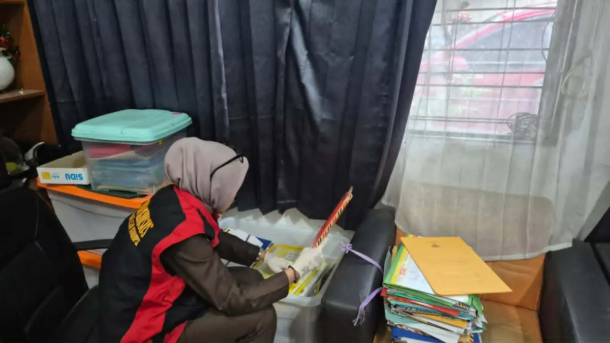 Anggota tim Kejari Palangka Raya saat menggeledah Kantor KPU setempat, terkait dugaan tipikor dana hibah Pilkada 2023/2024, pada Selasa (28/4) siang.(istimewa)