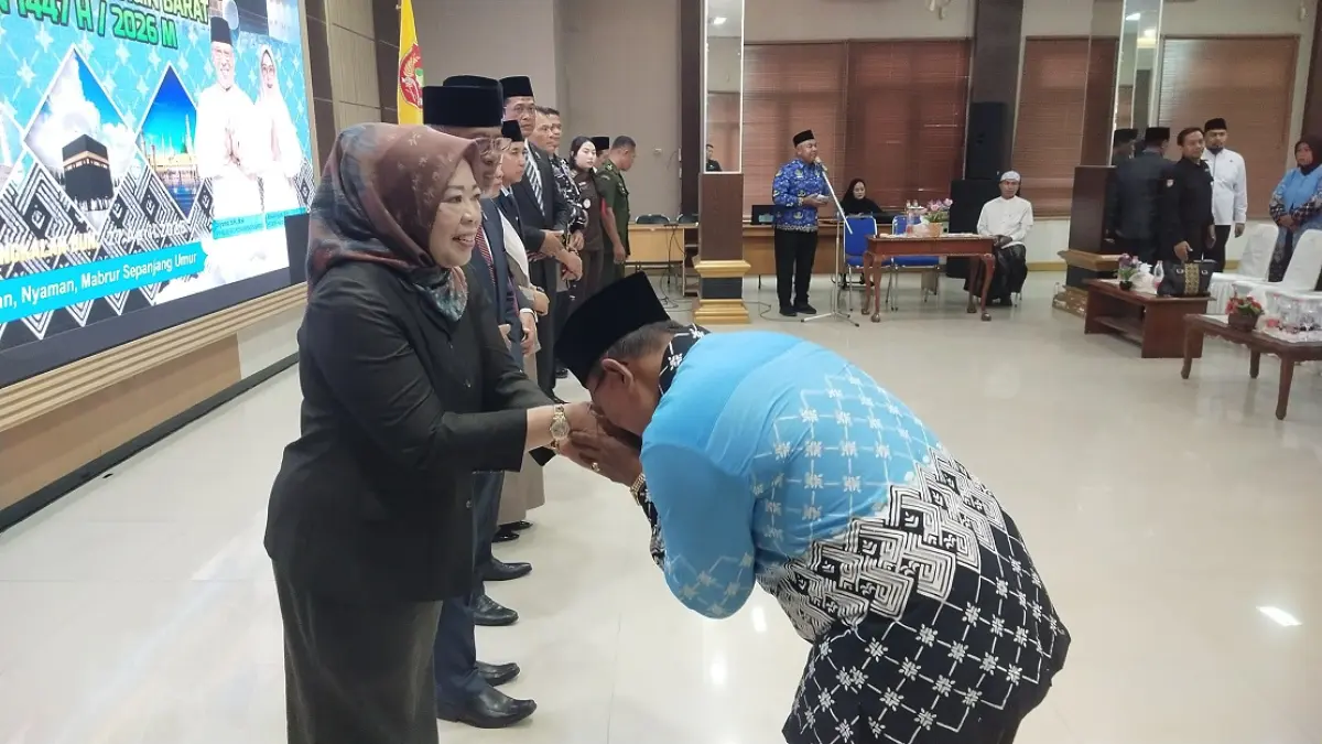 Bupati Kotawaringin Barat Hj Nurhidayah bersalaman dengan jemaah calon haji saat acara silaturahmi dan pelepasan. (syamsudin/radar sampit)