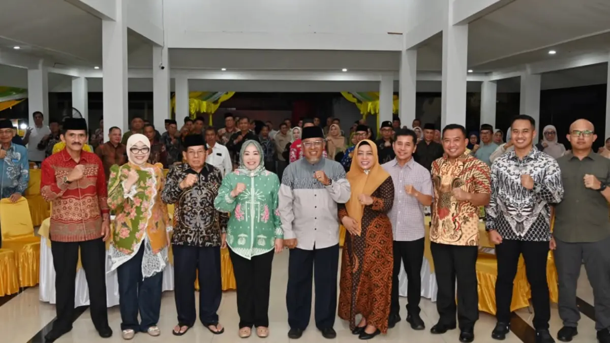 Bupati Kotawaringin Barat Hj Nurhidayah halalbihalal bersama tokoh masyarakat di rumah jabatan. (foto: syamsudin/radar sampit)