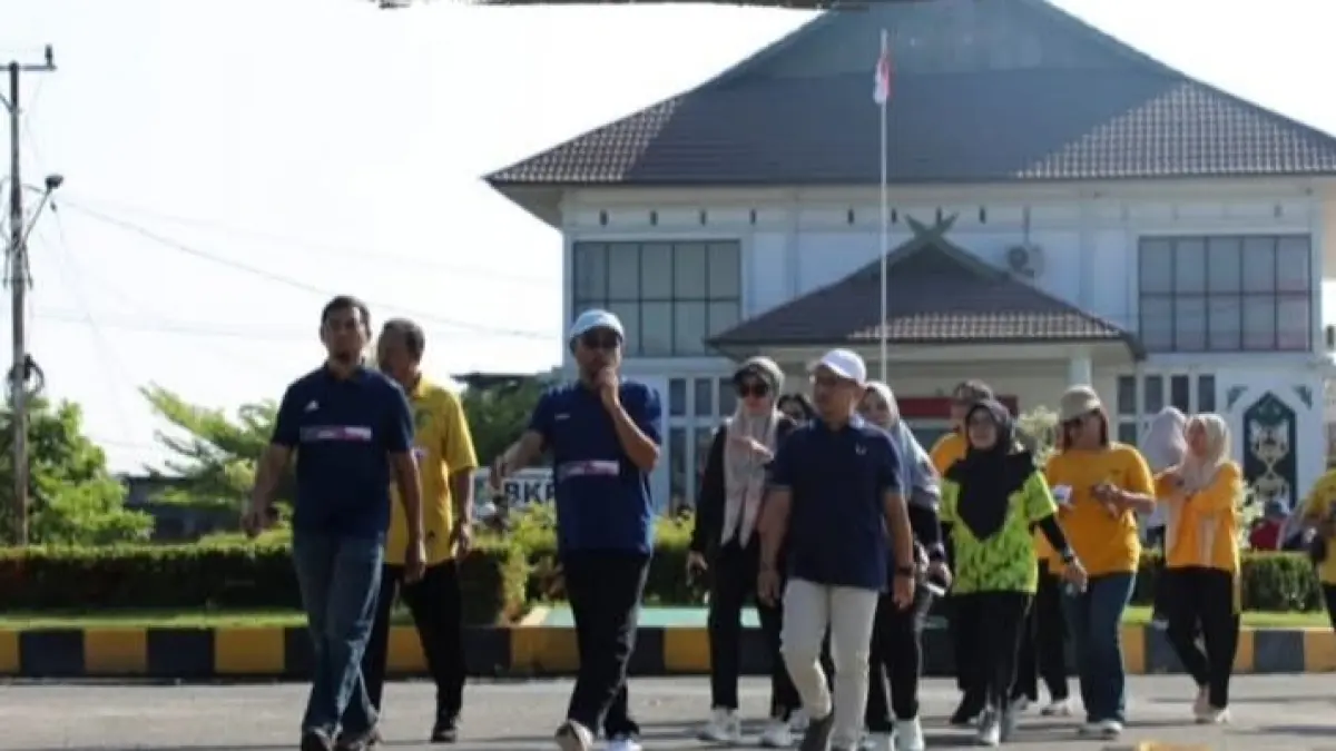 Dinas Pendidikan Kota Palangka Raya menggelar kegiatan jalan sehat yang berlangsung meriah, baru baru ini. (dodi/radar sampit)