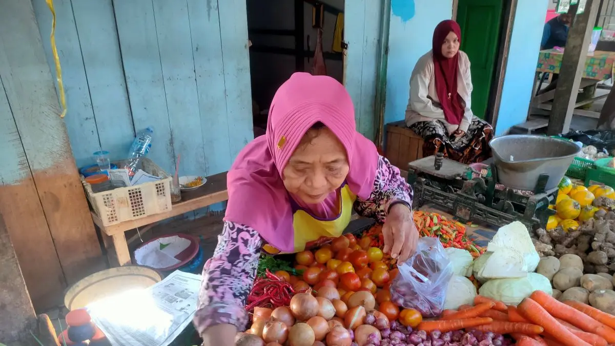 KABAR PASAR: Aktivitas pedagang sayur mayur di Pasar Keramat Sampit, Selasa (28/4/2026). FOTO: YUNI/RADAR SAMPIT 