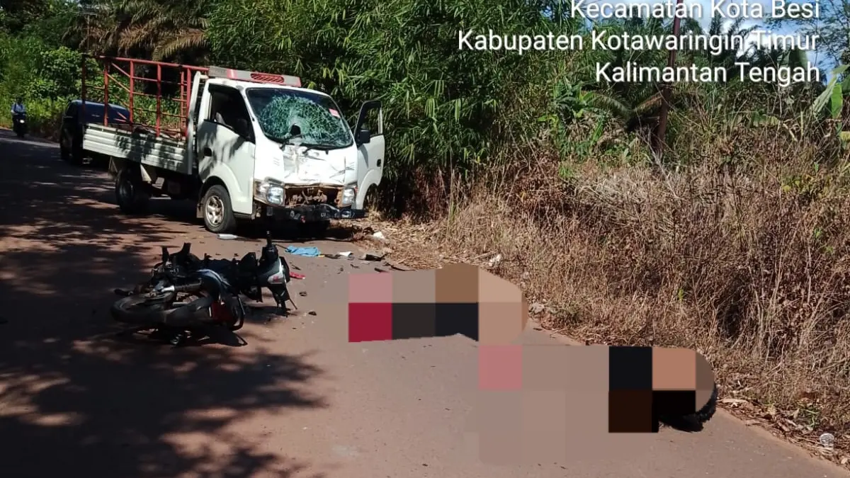 KECELAKAAN : Pelajar SMP dan ibu kandungnya saat tak sadarkan diri usai terlibat kecelakaan di Desa Kandan, Kota Besi, Kotim, Selasa (28/4) siang. (warga/radar sampit)