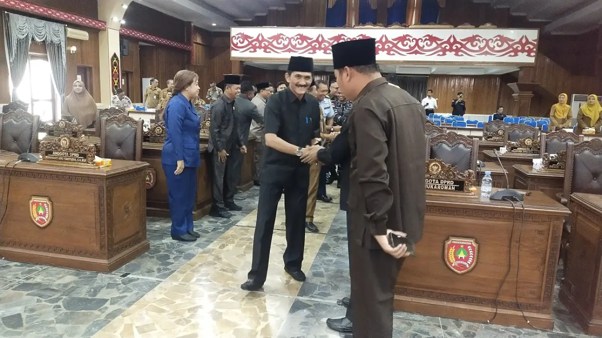 Ketua DPRD Kabupaten Kotawaringin Barat saat tiba di ruang rapat. (foto: syamsudin/radar sampit) 