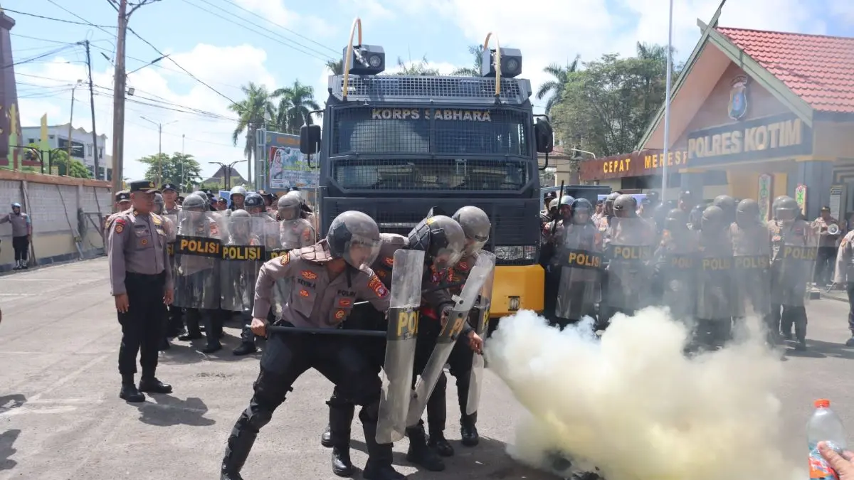 LATIHAN : Ratusan personel Polres Kotim menggelar latihan pengendalian massa di Mapolres Kotim, Selasa (28/4) pagi. Kegiatan ini merupakan persiapan jelang May Day. FOTO: POLRES KOTIM/RADAR SAMPIT