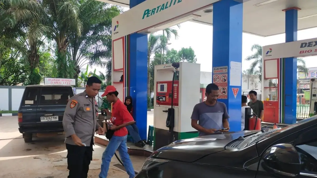 PATROLI : Personel Polsek Telawang memantau situasi APMS di Desa Sebabi, Kecamatan Telawang, Kotim. FOTO: POLRES KOTIM/RADAR SAMPIT