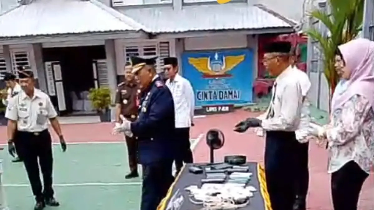 Pemusnahan ratusan handphone dan barang lainnya oleh Kalapa Kelas IIB Pangkalan Bun, Senin 27 April 2026. (IST/RADAR SAMPIT)
