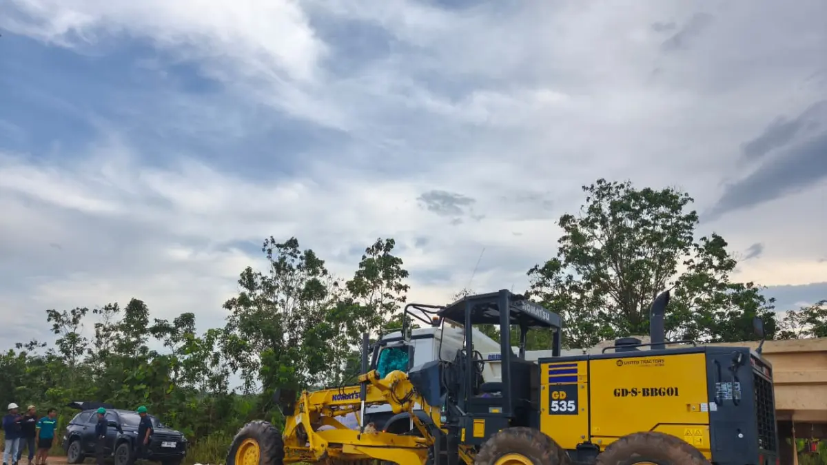 Perbaikan jalan Tumbang Kaman–Tewang Karangan setelah sebelumnya menjadi sorotan karena banyaknya lubang dan minim perawatan, sehingga dinilai membahayakan pengguna. (Yuswanto/Radar Sampit)